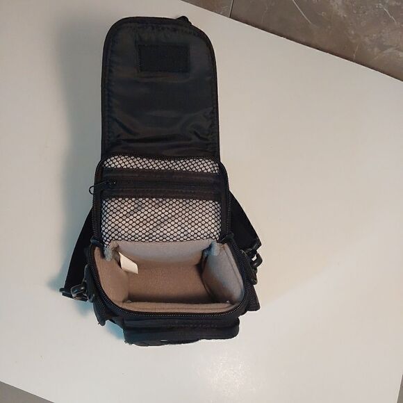 Lowepro Edit 100 Camera Bag Black w/Shoulder Strap - Picture 6 of 9